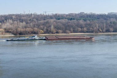 Novi Sad 'daki Tuna Nehri üzerinde hareket eden bir tanker..