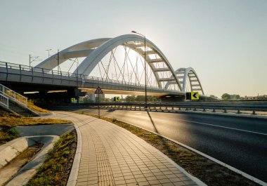 Novi Sad, Sırbistan. Temmuz - 25. 2022 yılı. Petrovaradin tarafından Novi Sad 'daki Tuna Nehri üzerindeki Zezelj köprüsü. Novi Sad 'daki Tuna' daki Zezelje Köprüsü manzarası. Petrovaradin tarafından yazın ve öğleden sonra..