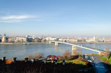 Novi Sad, Sırbistan. 15 Ocak 2023. Kışın karsız Petrovaradin Kalesi 'nin duvarları. Kışın güneşli bir günde Petrovaradin kalesinden Novi Sad 'ın panoramik manzarası.