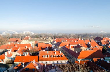 Petrovaradin kalesinin altındaki eski kasabanın yenilenmiş çatıları.