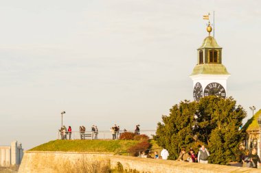 Eski binanın manzarası, Petrovaradin kalesi. Petrovaradin kalesindeki büyük eski saatin manzarası..