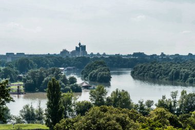 Belgrad, Sırbistan - 29 Temmuz 2014: Sırbistan 'ın başkenti Belgrad' daki Kalemegdan Eski Kalesi. Sava Nehri ve Tuna Nehri 'nin kesişiminin panoramik bir görüntüsü.