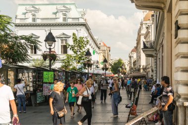 Belgrad, Sırbistan - 29 Temmuz 2014: Belgrad kentinde yoldan geçenler ve vatandaşlarla birlikte sokağa bakmak. Belgrad sokaklarında yürüyen insanlar.