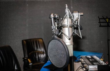 Radyo stüdyosunda mikrofon..