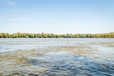 Sırbistan 'ın Novi Sad kentinin Petrovaradin kenti yakınlarındaki Tuna Nehri kıyısı Panoraması.