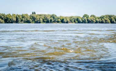 Sırbistan 'ın Novi Sad kentinin Petrovaradin kenti yakınlarındaki Tuna Nehri kıyısı Panoraması.