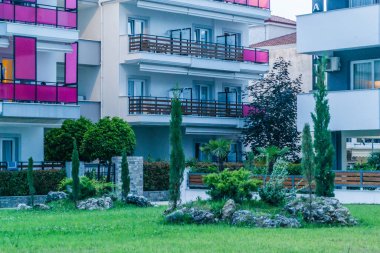 Yaz mevsiminde kiralık dairelerin ayrı terasları.