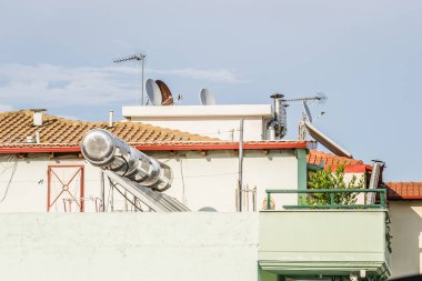 Küçük, sessiz bir yerdeki evlerin çatılarına bak. Leptokary..