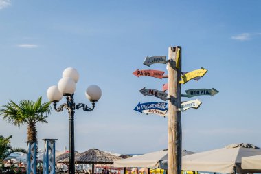 Leptokarya, Yunanistan - 10 Haziran 2018: Leptokarya 'daki kamusal alanda tahta tabela.