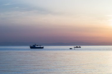 Açık denizlerde balıkçı teknesi, sabahın erken saatlerinde Yunanistan, Leptokarya 'da.