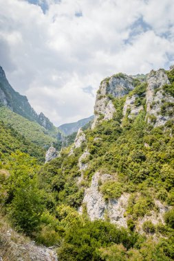 Yunanistan 'ın Litochoro köyü yakınlarındaki Olimpos Dağı' nda Enipez Nehri Kanyonu.