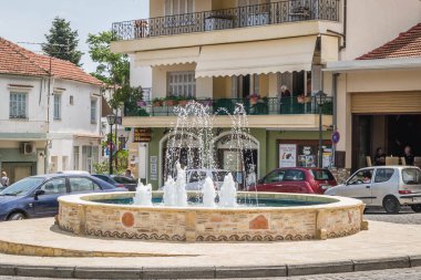 Yunanistan 'ın Olimpos Dağı' ndaki Enipeas Nehri Kanyonu 'nun altındaki Litohoro köyündeki evler.