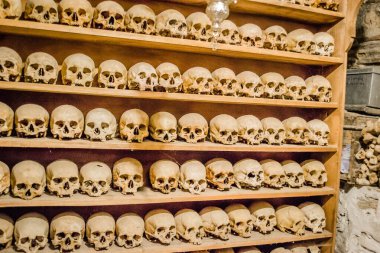 Kalambaka, Yunanistan - 10 Haziran 2018: Teselya Ovası 'nın kuzeybatısındaki Kalambaka kasabası yakınlarındaki Büyük Meteor Manastırı' nda yıllar boyunca ölen rahiplerin kutsal kemikleri.