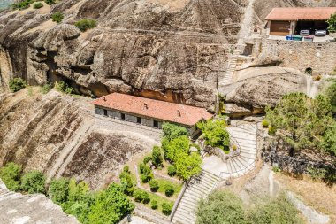 Yunanistan 'daki Meteor Dağı' nın kayalıklarında bulunan Büyük Meteor Ortodoks Manastırı manzarası, Haziran 2018.