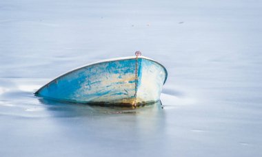 Donmuş suda su altında balıkçı teknesi..