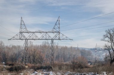 Elektrik direği ve kule elektrik enerjisi iletiyor.