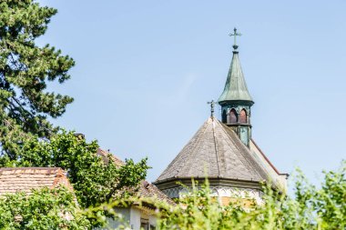 Novi Sad yakınlarındaki Sremski Karlovci 'de Havari James' in kubbesiyle çatı manzarası.