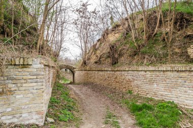 Petrovaradin Kalesi 'ndeki Savoy Prensi Eugene' in girişinin görüntüsü.