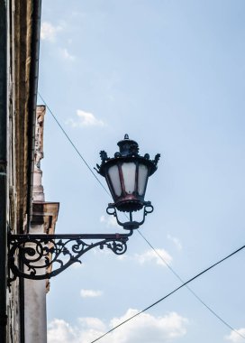 Petrovaradin Kalesi 'nin duvarlarındaki yeni aydınlatma eskisinin izinden gidiyor..