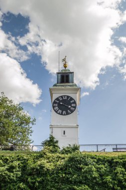 Novi Sad 'daki Tuna Nehri' nin yanındaki Petrovaradin Kale Saati 'nin manzarası.