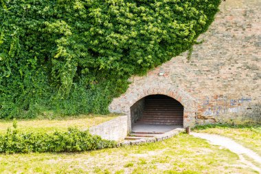 Petrovaradin kalesinin üst kısmına erişim.