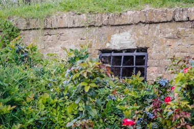 Petrovaradin Kalesi 'nin üst kısmındaki yeraltı galerisinin metal parmaklıklarının olduğu bir pencere..