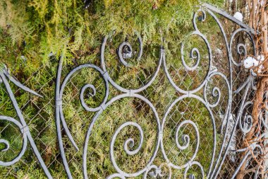 Dekoratif spiralli çelik sokak çitleri.