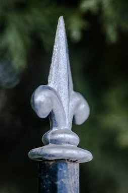 Dekoratif çivili çelik sokak çitleri.