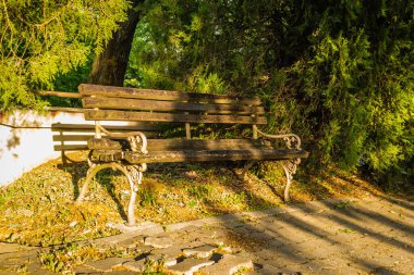 Petrovaradin, Sırbistan - 28 Nisan 2019: Tekije 'deki Kar Leydimizin Kilisesi Bahçesi
