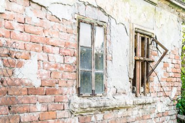 Petrovaradin Kalesi 'nin varoşlarında harap olmuş eski bir ev. Petrovaradin Kalesi 'nin varoşlarındaki eski bir evin camları kırılmış..