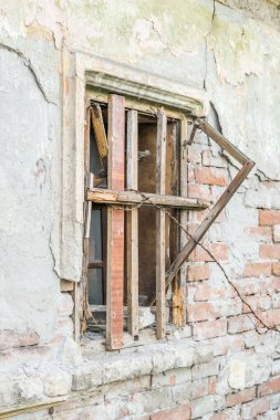 Petrovaradin Kalesi 'nin varoşlarında harap olmuş eski bir ev. Petrovaradin Kalesi 'nin varoşlarındaki eski bir evin camları kırılmış..