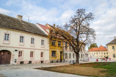 Petrovaradin Kalesi 'nin varoşlarında harap olmuş eski bir ev. Petrovaradin Kalesi 'nin varoşlarındaki eski bir evin camları kırılmış..