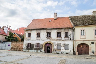 Petrovaradin Kalesi 'nin varoşlarında harap olmuş eski bir ev. Petrovaradin Kalesi 'nin varoşlarındaki eski bir evin camları kırılmış..