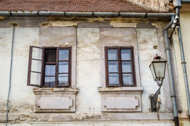 Petrovaradin Kalesi 'nin varoşlarında harap olmuş eski bir ev. Petrovaradin Kalesi 'nin varoşlarındaki eski bir evin camları kırılmış..