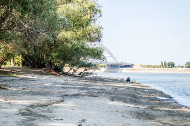 Tuna Nehri 'nin kumlu kıyısı, Petrovaradin, Novi Sad, Sırbistan. Tuna 'nın kumlu kıyılarının manzarası,