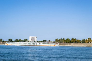 Tuna Nehri 'ndeki yolcu gemisi kumlu bir sahilden geçiyor..
