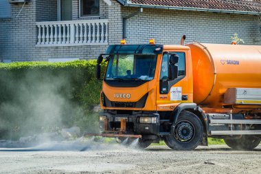 Novi Sad, Sırbistan - Nisan 07. 2020: Covide-19 virüsü sırasında Novi Sad şehrinde tank kentsel sağlık hizmetleri.