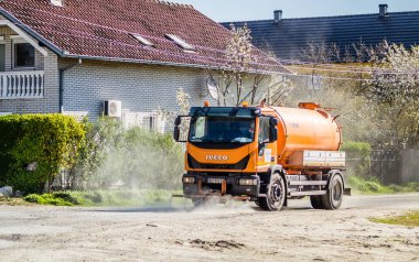 Novi Sad, Sırbistan - Nisan 07. 2020: Covide-19 virüsü sırasında Novi Sad şehrinde tank kentsel sağlık hizmetleri.