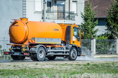 Novi Sad, Sırbistan - Nisan 07. 2020: Covide-19 virüsü sırasında Novi Sad şehrinde tank kentsel sağlık hizmetleri.