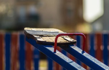 Engellenmiş salıncak, kapalı halk çocuk parkı, koronavirüs kilitlemesi.