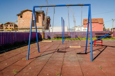 Engellenmiş salıncak, kapalı halk çocuk parkı, koronavirüs kilitlemesi.