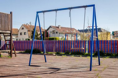 Engellenmiş salıncak, kapalı halk çocuk parkı, koronavirüs kilitlemesi.