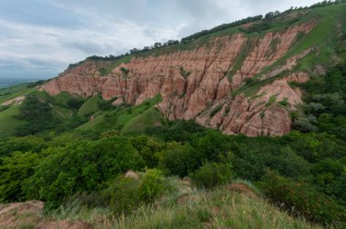 rapa rosie natural clay pyramids in romania with green meadows