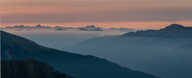 Gün batımında dağ manzarası, Hohe Tauern dağlarındaki Avusturya Alpleri 'nin tepesinde.