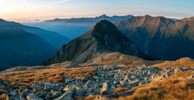 Gün batımında dağ manzarası, Hohe Tauern dağlarındaki Avusturya Alpleri 'nin tepesinde.