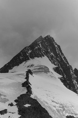 Grossglockner yakınlarındaki buzullu ve karlı tepe Sonbaharda Hohe Tauern 'deki Avusturya Alplerinde