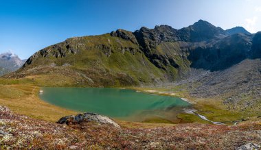 Panorama Dağların güzel sonbahar manzarası ve dağ gölü Avustralya Alpleri Hohe Tauern sıradağları