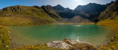 Panorama Dağların güzel sonbahar manzarası ve dağ gölü Avustralya Alpleri Hohe Tauern sıradağları