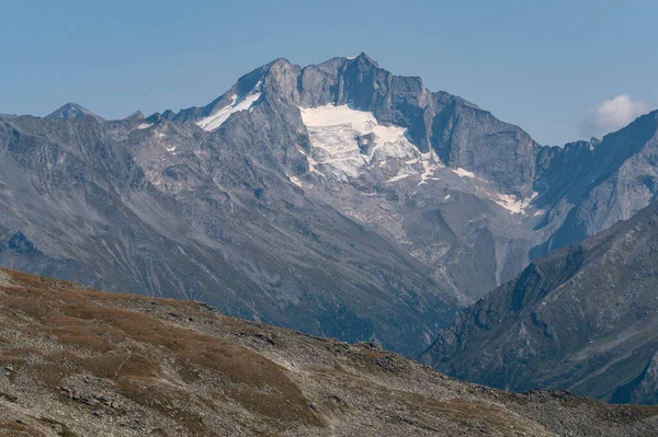 Gün batımında dağ manzarası, Hohe Tauern dağlarındaki Avusturya Alpleri 'nin tepesinde.