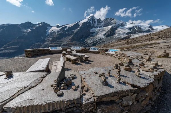 Grossglockner Dağı sonbaharda, Hohe Tauern dağlarındaki Avusturya Alpleri 'nde, göl taşları ve sarı çiçeklerle kaplı.
